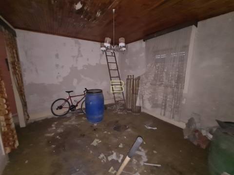 Moradia para remodelação integral com PIP aprovado em Ramalde, Porto