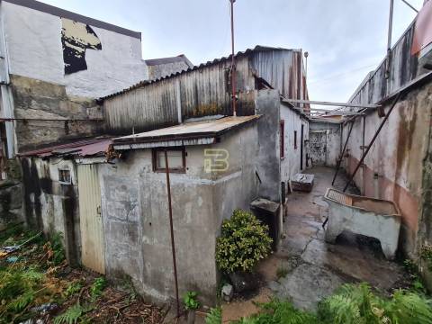 Moradia para remodelação integral com PIP aprovado em Ramalde, Porto