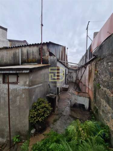 Moradia para remodelação integral com PIP aprovado em Ramalde, Porto