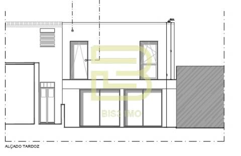 Moradia para remodelação integral com PIP aprovado em Ramalde, Porto