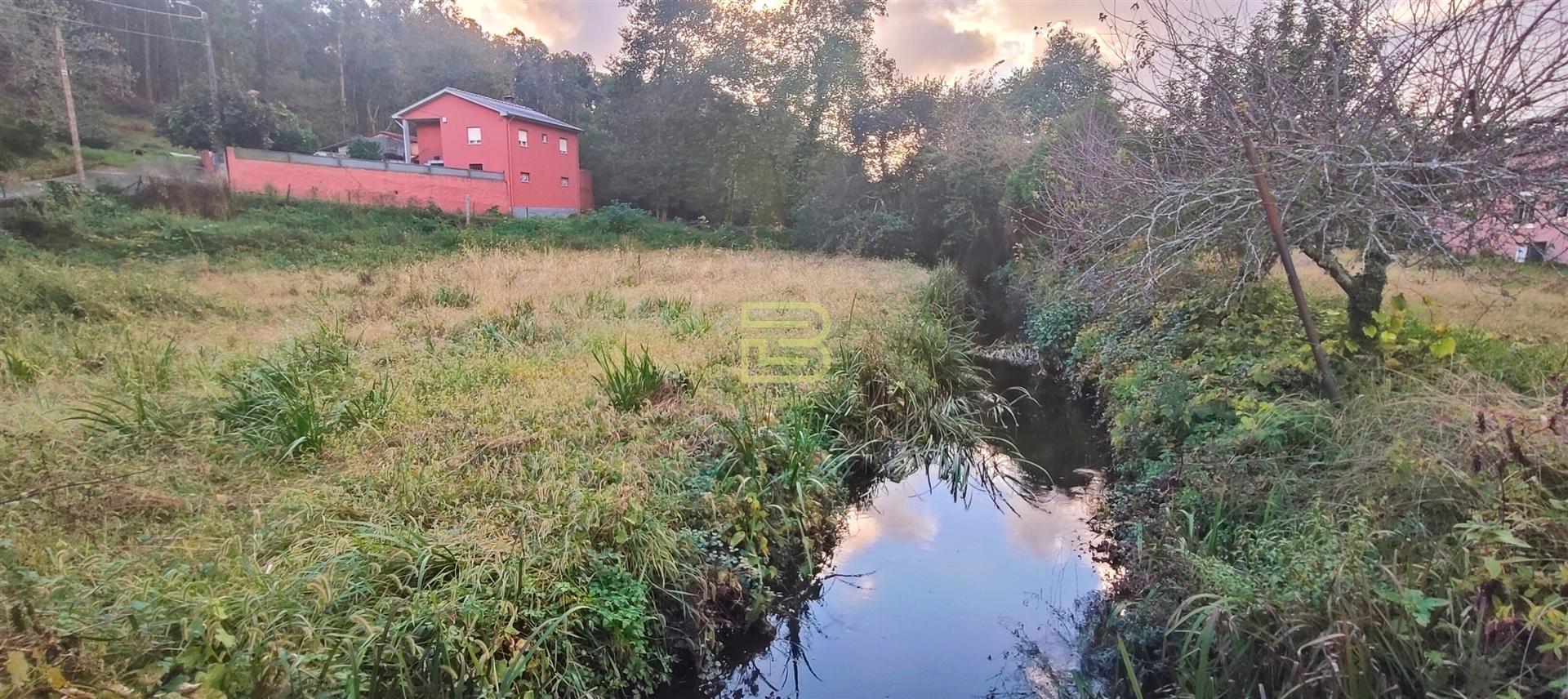 Terreno com uma área generosa e bem posicionada, localizado em Sandim, Vila Nova de Gaia