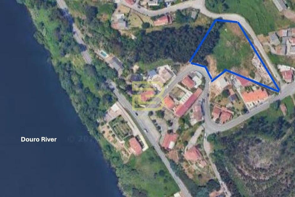 A 200m do Rio Douro: Terreno com Potencial Construção em Localização Premium