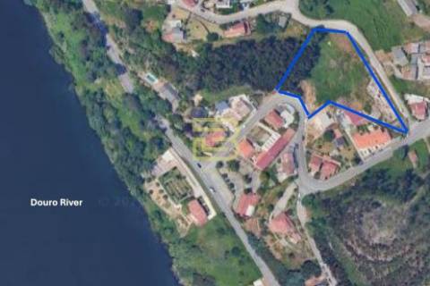 A 200m do Rio Douro: Terreno com Potencial Construção em Localização Premium