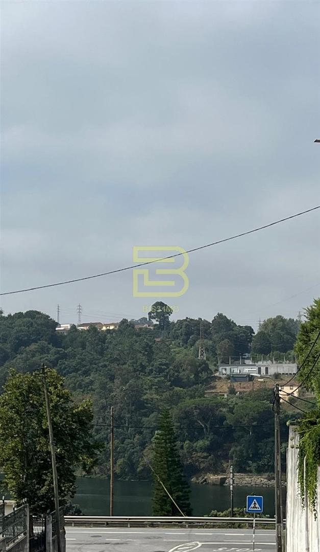 A 200m do Rio Douro: Terreno com Potencial Construção em Localização Premium