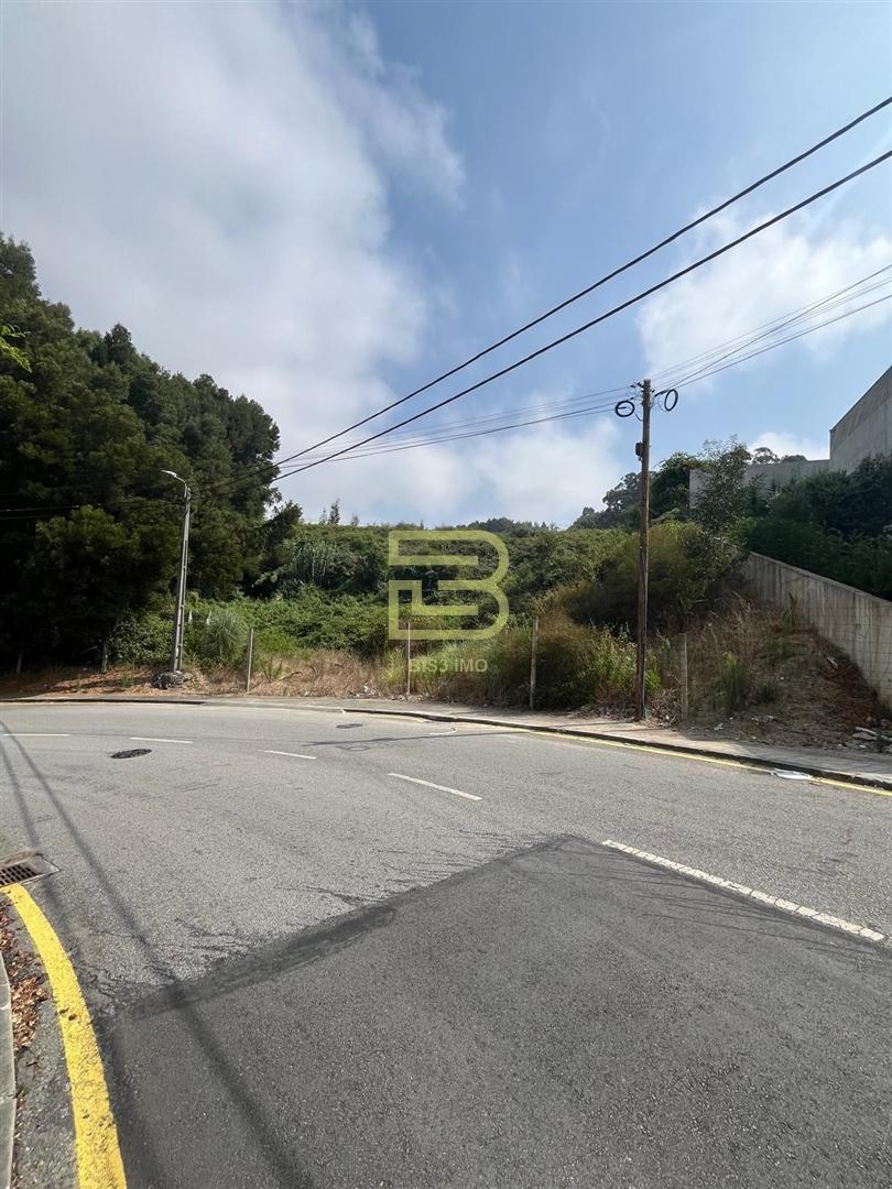 A 200m do Rio Douro: Terreno com Potencial Construção em Localização Premium