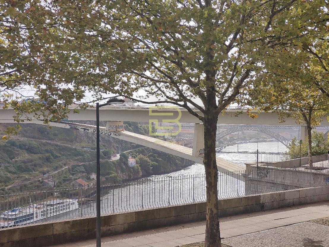 Edifício no gaveto da Rua Gomes Freire com a Praça da Alegria, no vibrante bairro do Bonfim, Porto.