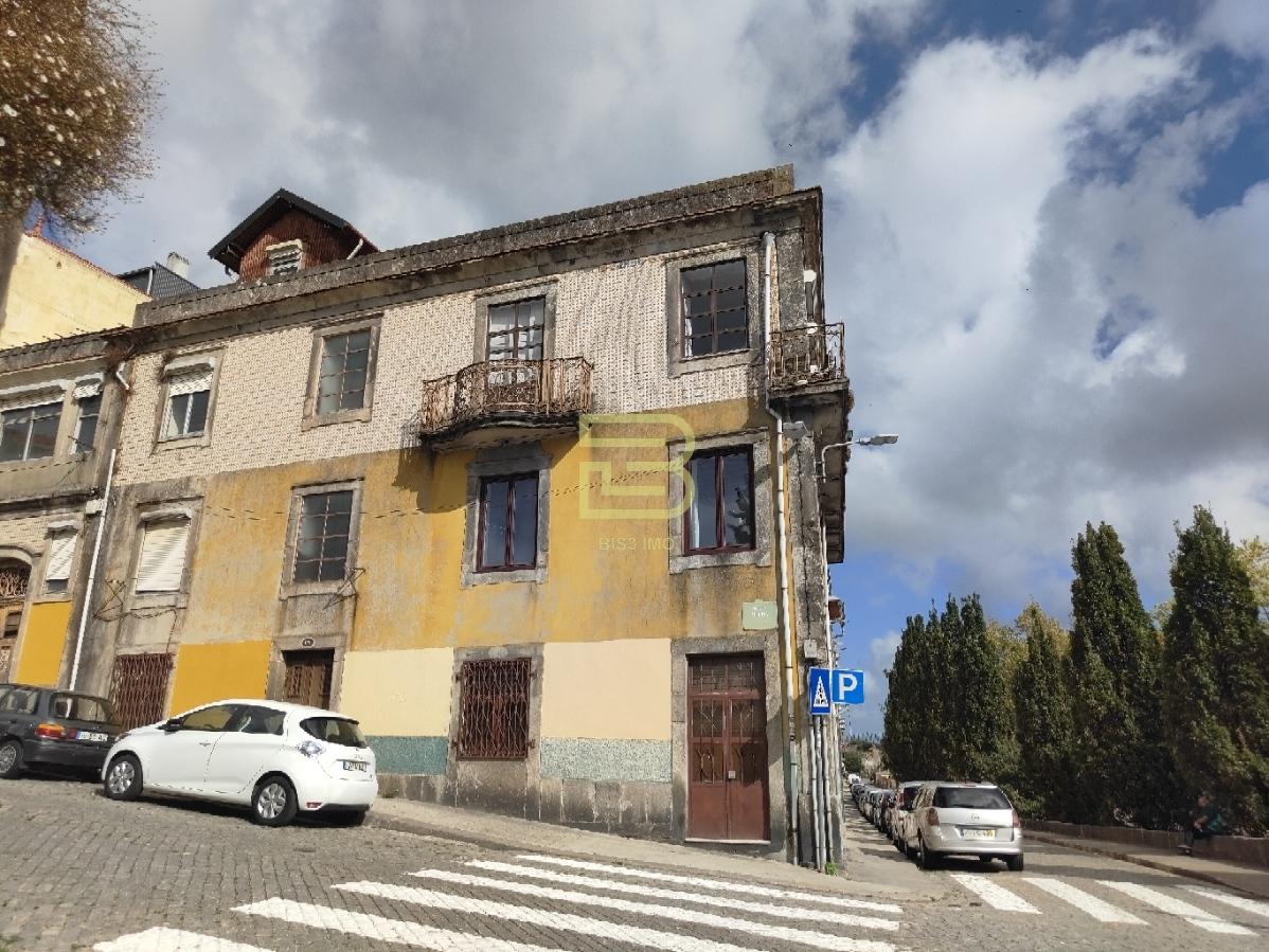 Edifício no gaveto da Rua Gomes Freire com a Praça da Alegria, no vibrante bairro do Bonfim, Porto.
