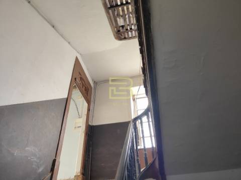 Edifício no gaveto da Rua Gomes Freire com a Praça da Alegria, no vibrante bairro do Bonfim, Porto.