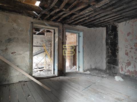 Edifício no gaveto da Rua Gomes Freire com a Praça da Alegria, no vibrante bairro do Bonfim, Porto.