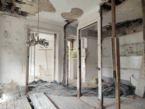 Edifício no gaveto da Rua Gomes Freire com a Praça da Alegria, no vibrante bairro do Bonfim, Porto.