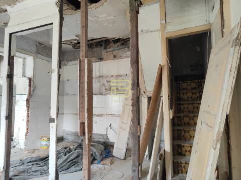 Edifício no gaveto da Rua Gomes Freire com a Praça da Alegria, no vibrante bairro do Bonfim, Porto.