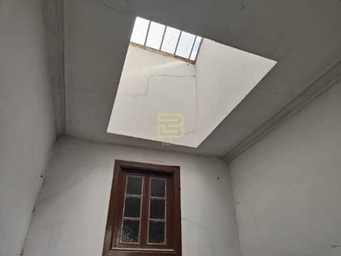 Edifício no gaveto da Rua Gomes Freire com a Praça da Alegria, no vibrante bairro do Bonfim, Porto.