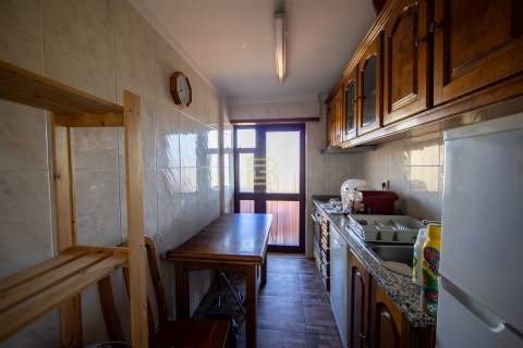 T2 com 2 frentes, varanda em Santegãos, Rio Tinto, situado no 2.º andar de um edifício com elevador.