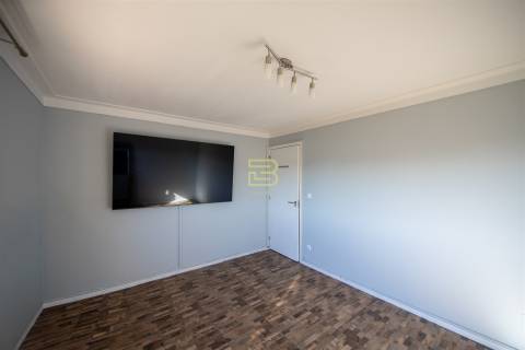 T2 com 2 frentes, varanda em Santegãos, Rio Tinto, situado no 2.º andar de um edifício com elevador.