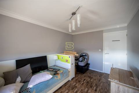 T2 com 2 frentes, varanda em Santegãos, Rio Tinto, situado no 2.º andar de um edifício com elevador.