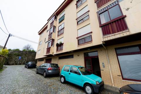 T2 com 2 frentes, varanda em Santegãos, Rio Tinto, situado no 2.º andar de um edifício com elevador.