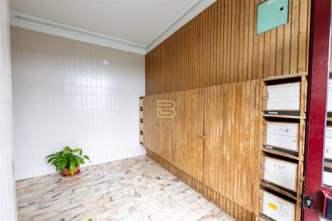 T2 com 2 frentes, varanda em Santegãos, Rio Tinto, situado no 2.º andar de um edifício com elevador.