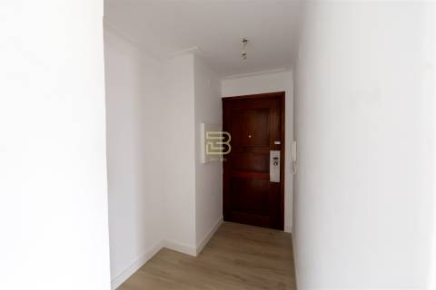 T2 com 2 frentes, varanda em Santegãos, Rio Tinto, situado no 2.º andar de um edifício com elevador.