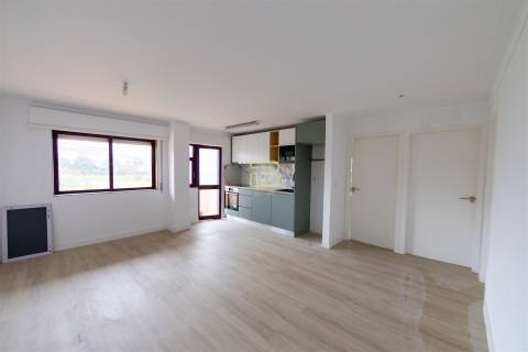 T2 com 2 frentes, varanda em Santegãos, Rio Tinto, situado no 2.º andar de um edifício com elevador.