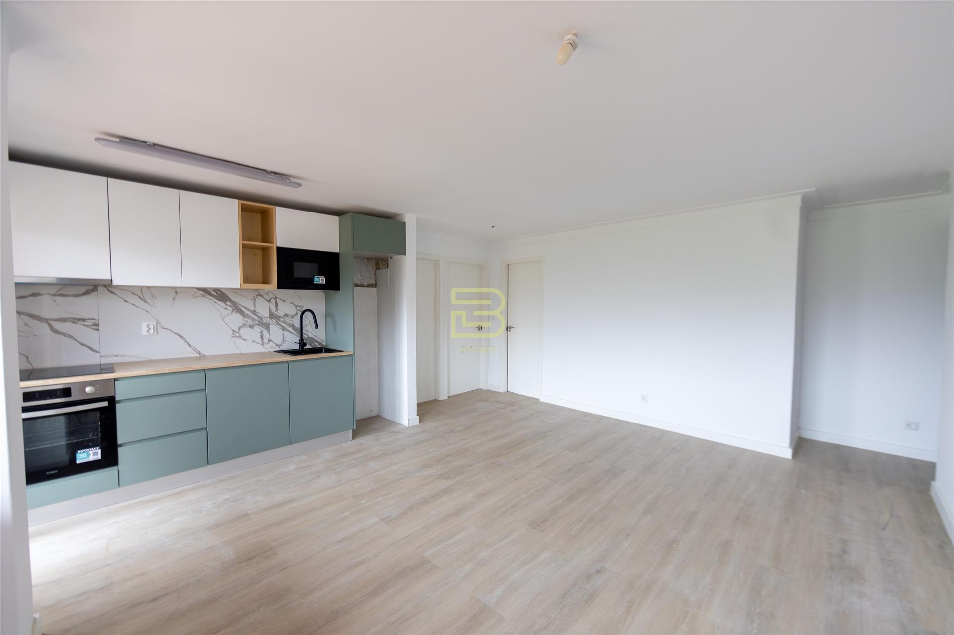 T2 com 2 frentes, varanda em Santegãos, Rio Tinto, situado no 2.º andar de um edifício com elevador.