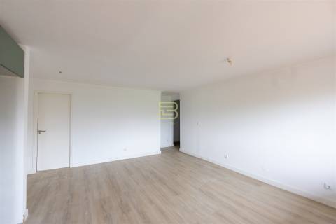 T2 com 2 frentes, varanda em Santegãos, Rio Tinto, situado no 2.º andar de um edifício com elevador.