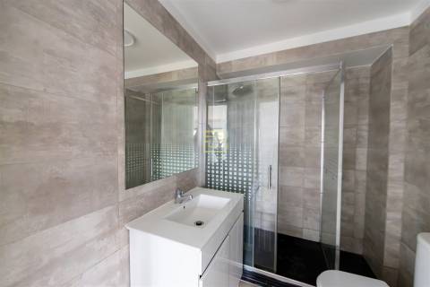 T2 com 2 frentes, varanda em Santegãos, Rio Tinto, situado no 2.º andar de um edifício com elevador.