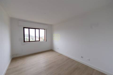 T2 com 2 frentes, varanda em Santegãos, Rio Tinto, situado no 2.º andar de um edifício com elevador.