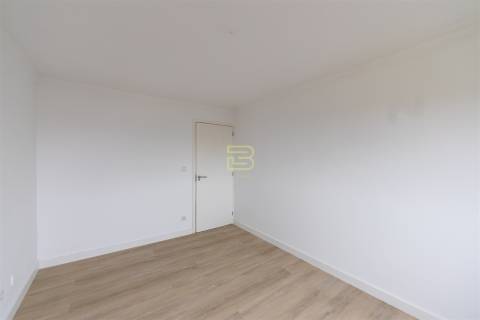 T2 com 2 frentes, varanda em Santegãos, Rio Tinto, situado no 2.º andar de um edifício com elevador.