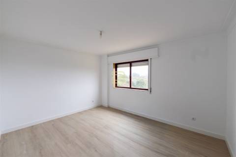 T2 com 2 frentes, varanda em Santegãos, Rio Tinto, situado no 2.º andar de um edifício com elevador.