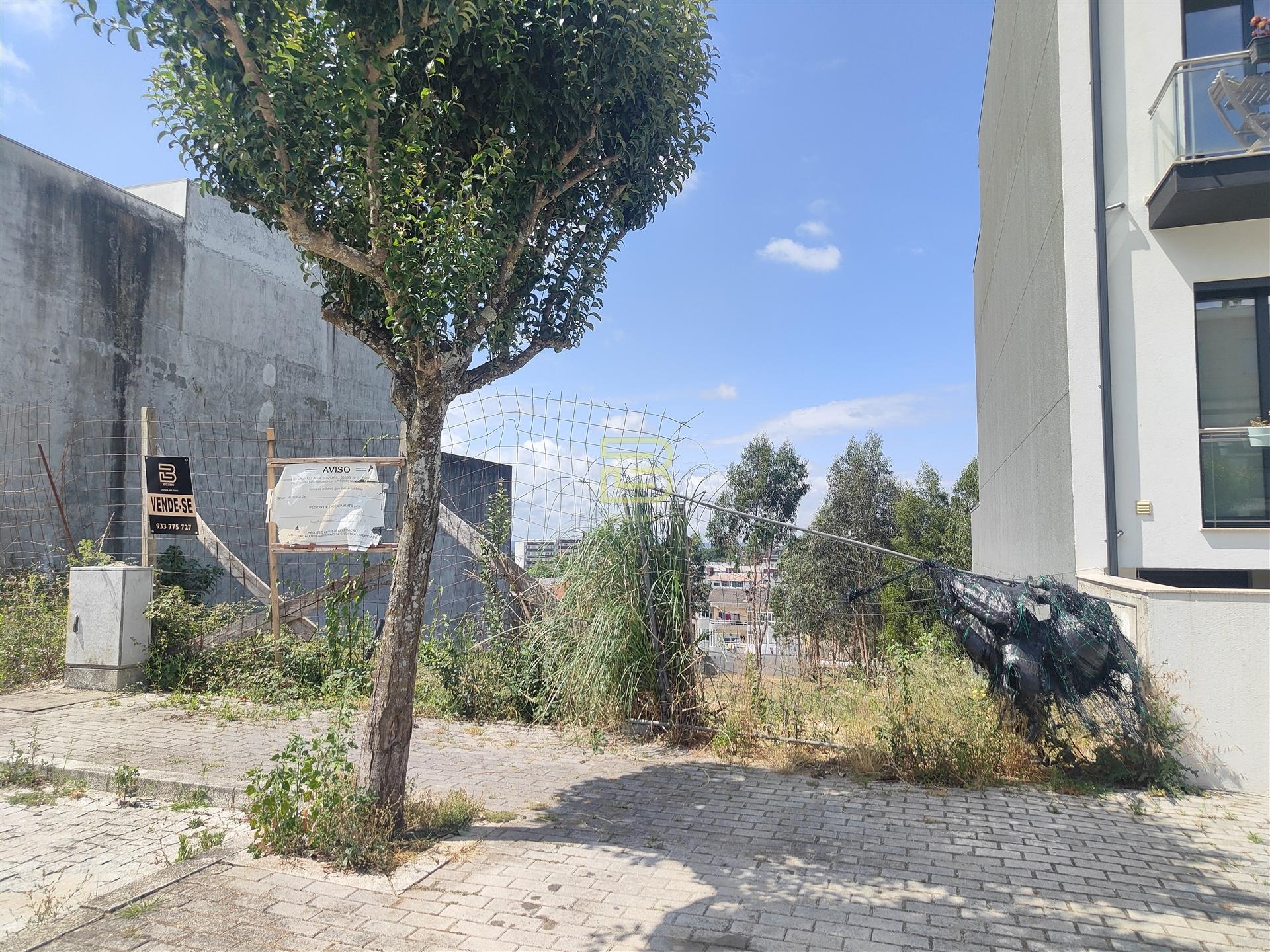 LOTE de TERRENO com 209,86 m2 em Ermesinde, PROJETO APROVADO para CONSTRUÇÃO de MORADIA BIFAMILIAR