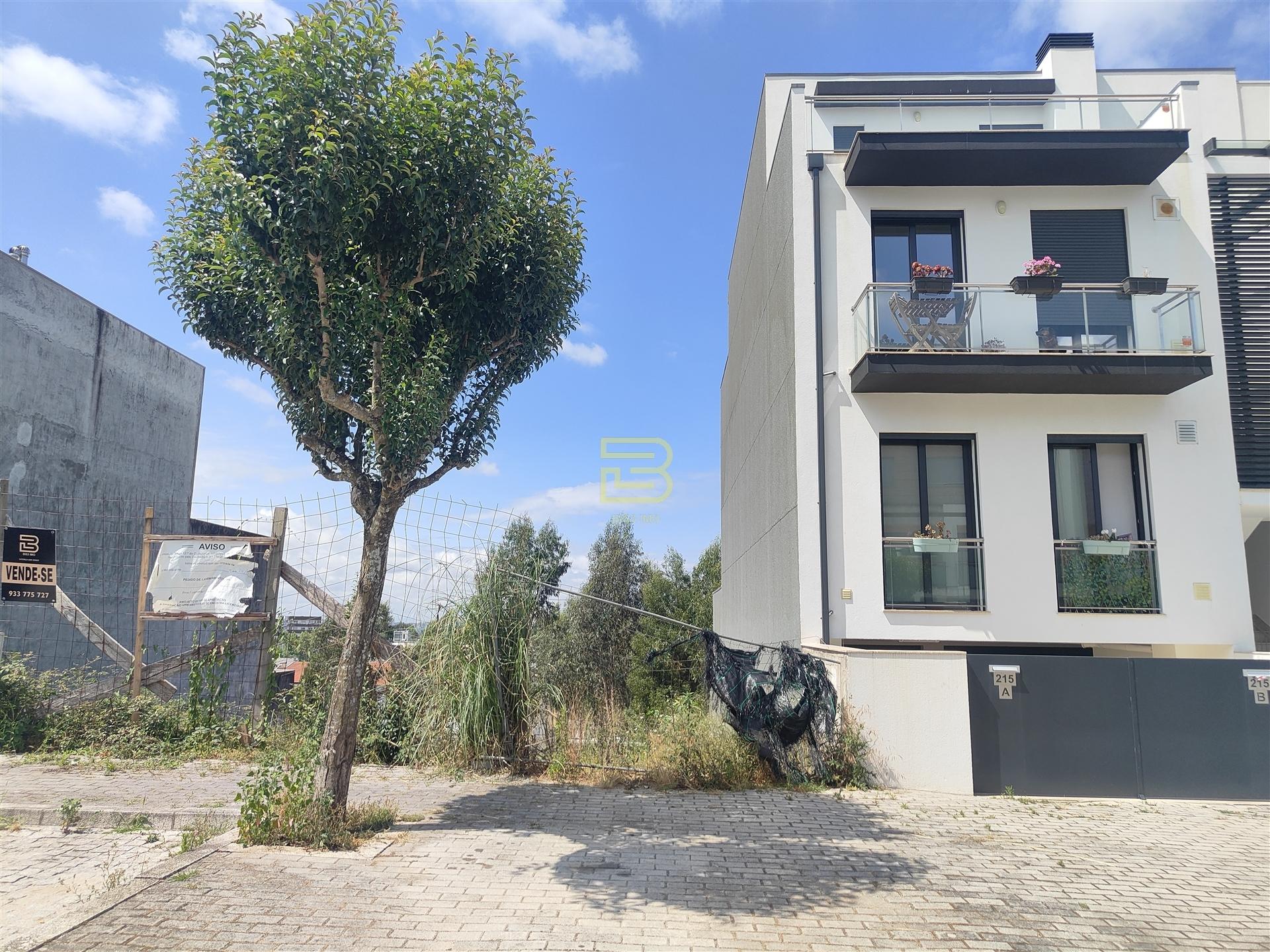 LOTE de TERRENO com 209,86 m2 em Ermesinde, PROJETO APROVADO para CONSTRUÇÃO de MORADIA BIFAMILIAR