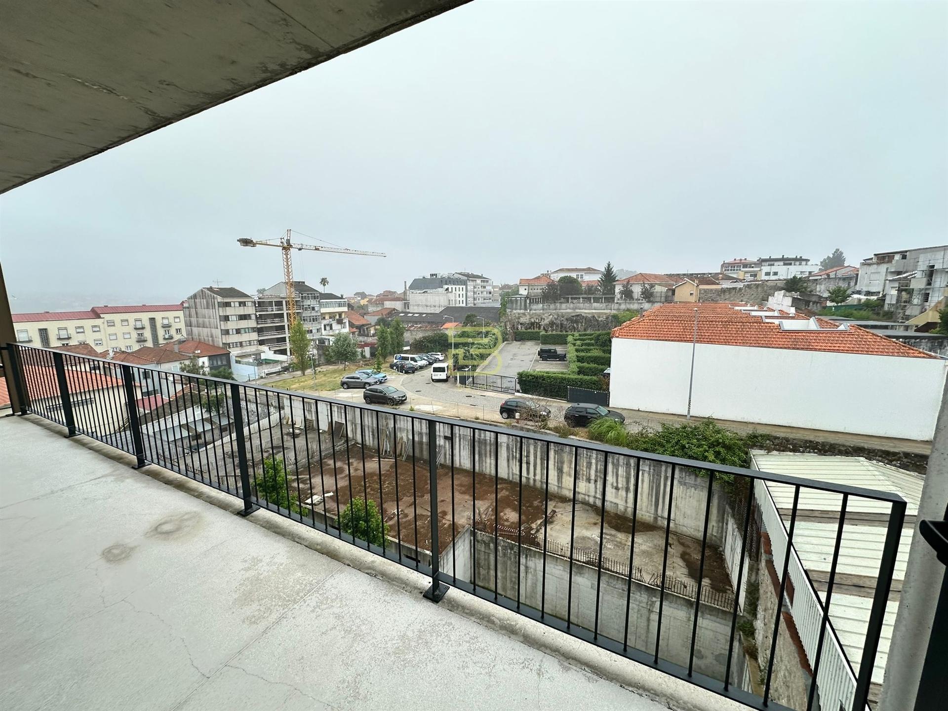Apartamento T2, com varanda na Rua Pinto Bessa, Porto