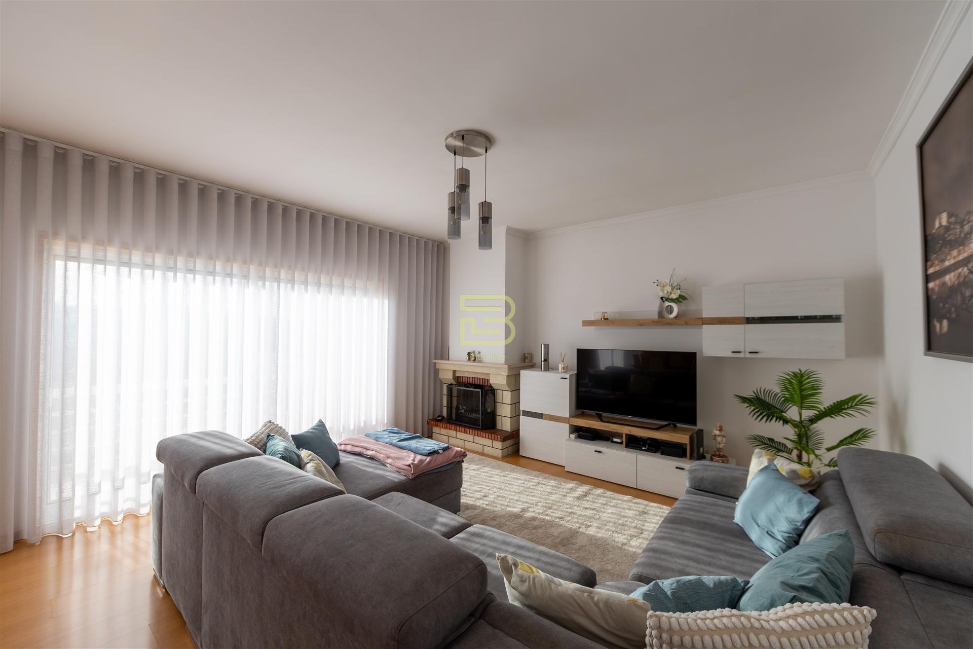 Apartamento T2 com varanda,  2 lugares de garagem em Ermesinde.