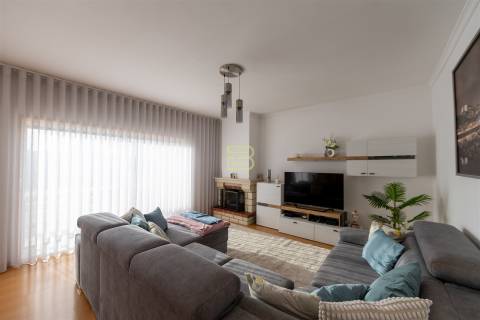 Apartamento T2 com varanda,  2 lugares de garagem em Ermesinde.