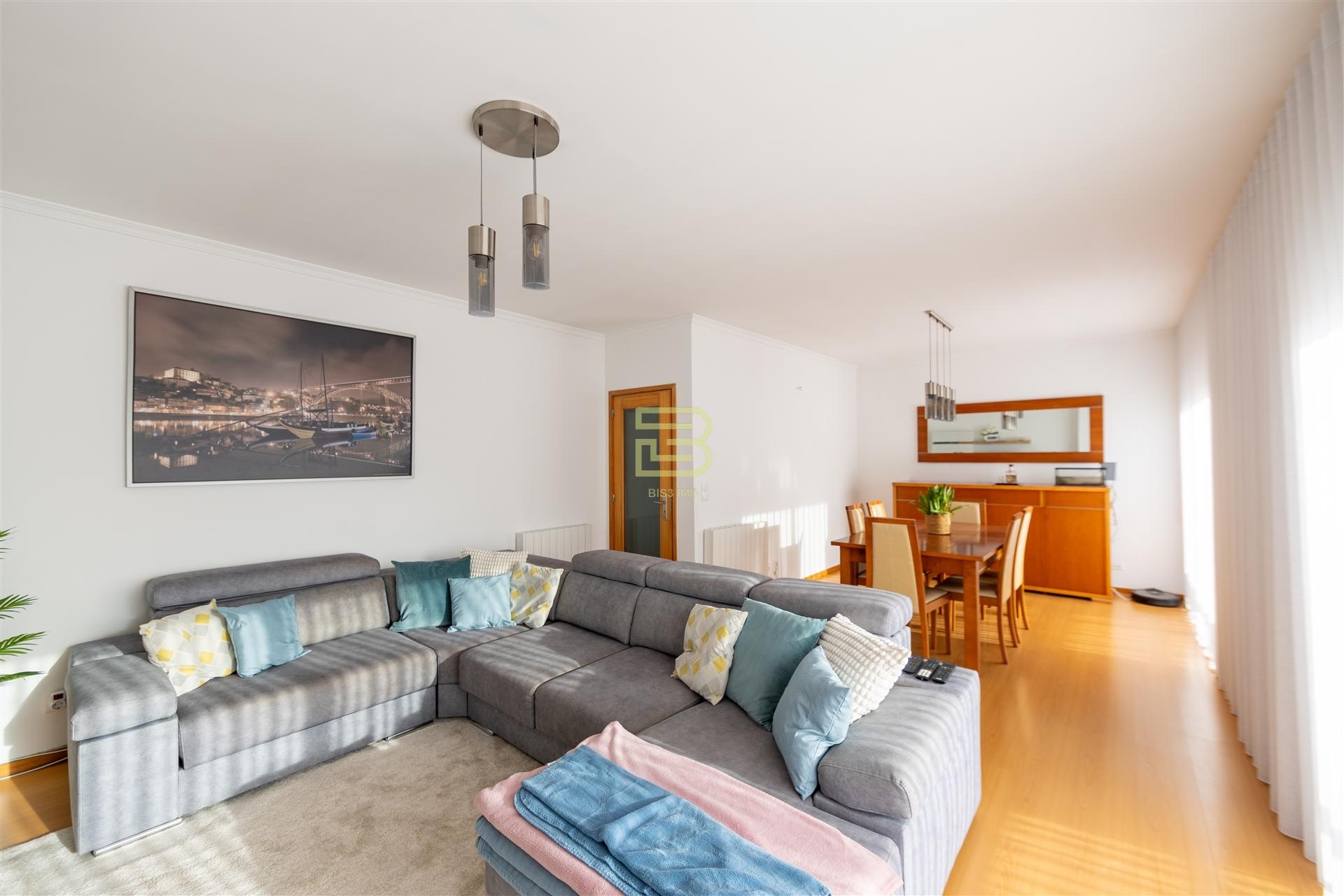 Apartamento T2 com varanda,  2 lugares de garagem em Ermesinde.