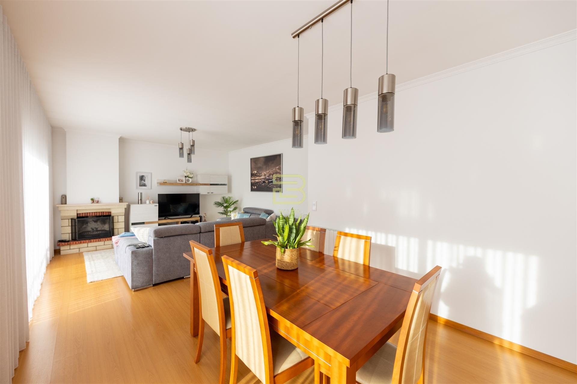 Apartamento T2 com varanda,  2 lugares de garagem em Ermesinde.