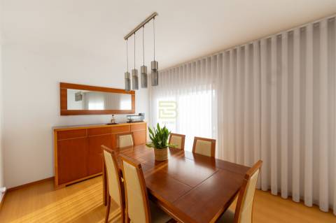 Apartamento T2 com varanda,  2 lugares de garagem em Ermesinde.