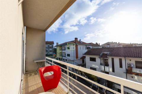 Apartamento T2 com varanda,  2 lugares de garagem em Ermesinde.