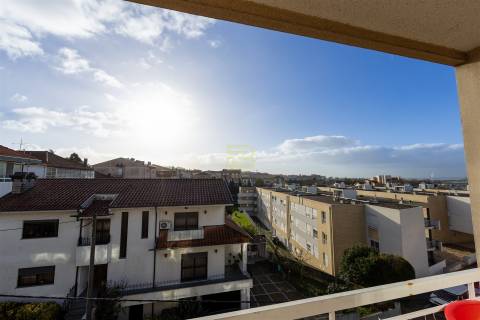Apartamento T2 com varanda,  2 lugares de garagem em Ermesinde.