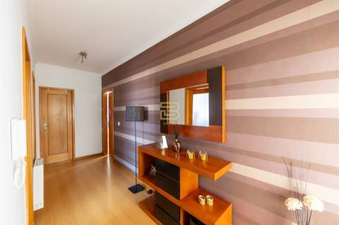 Apartamento T2 com varanda,  2 lugares de garagem em Ermesinde.