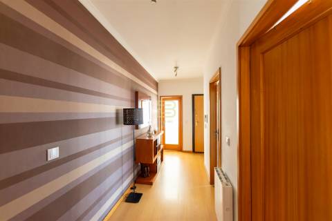 Apartamento T2 com varanda,  2 lugares de garagem em Ermesinde.