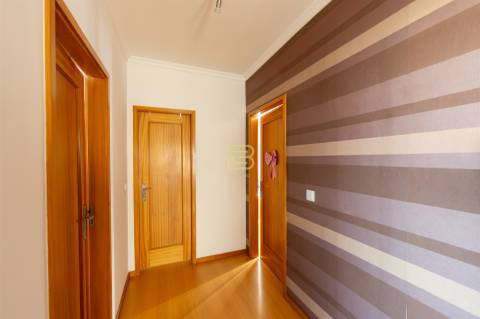 Apartamento T2 com varanda,  2 lugares de garagem em Ermesinde.