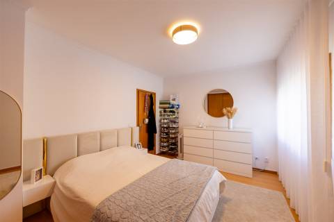 Apartamento T2 com varanda,  2 lugares de garagem em Ermesinde.