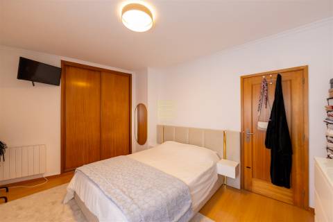 Apartamento T2 com varanda,  2 lugares de garagem em Ermesinde.