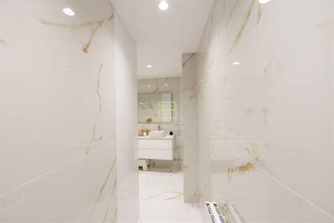 Apartamento T2 com varanda,  2 lugares de garagem em Ermesinde.