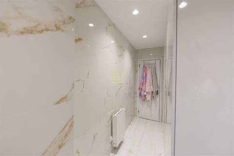 Apartamento T2 com varanda,  2 lugares de garagem em Ermesinde.