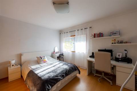 Apartamento T2 com varanda,  2 lugares de garagem em Ermesinde.