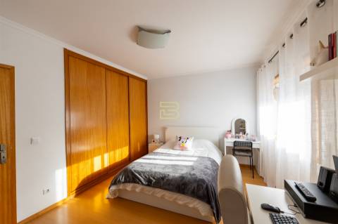 Apartamento T2 com varanda,  2 lugares de garagem em Ermesinde.