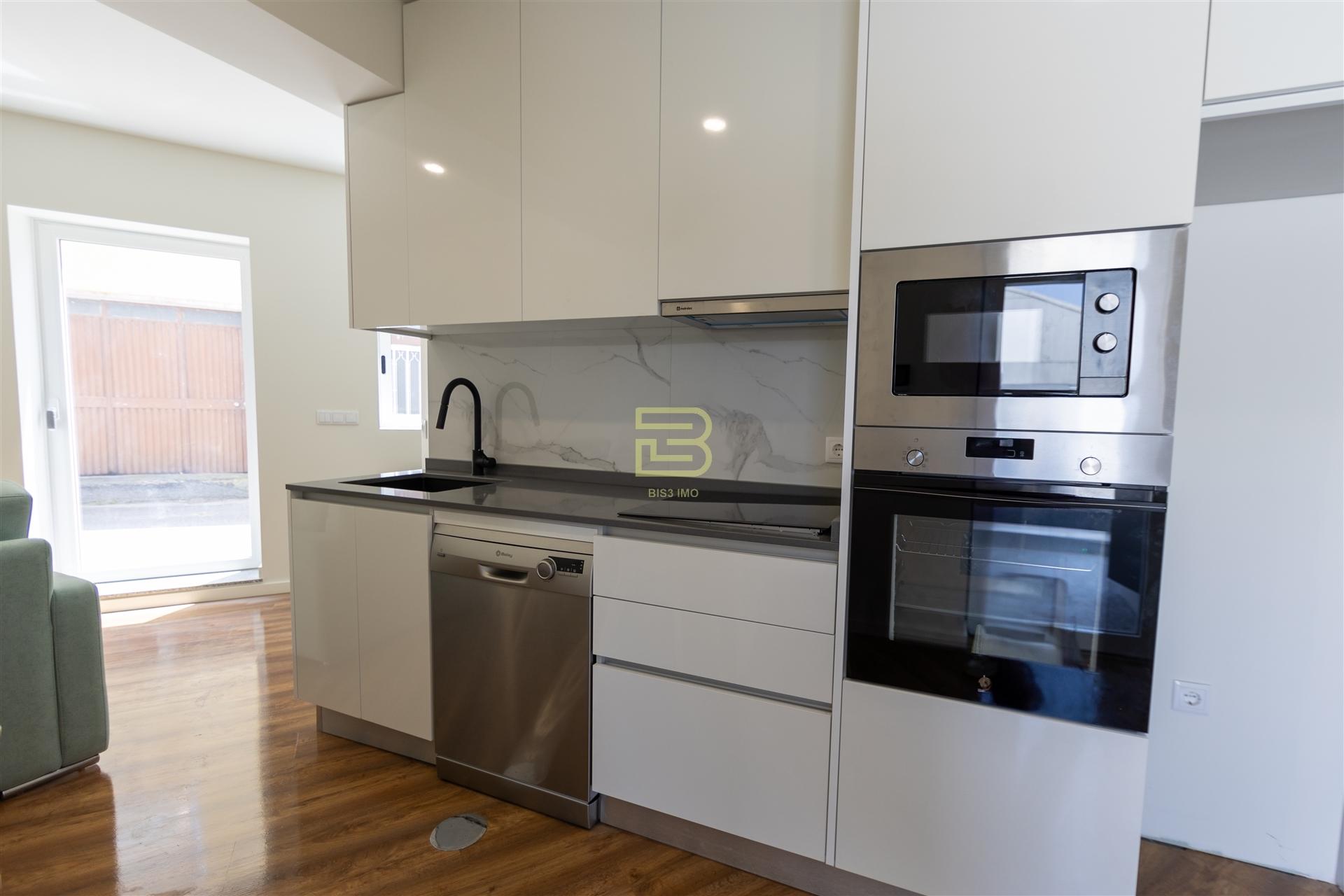 APARTAMENTO T1 totalmente NOVO, cozinha em OPEN SPACE totalmente EQUIPADA, Lugar de Estacionamento