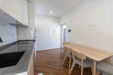 APARTAMENTO T1 totalmente NOVO, cozinha em OPEN SPACE totalmente EQUIPADA, Lugar de Estacionamento